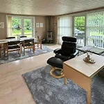 Family House With Large Garden By Ho Bay Дом отдыха