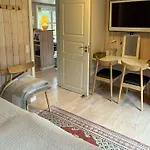 펜션 Family House With Large Garden By Ho Bay