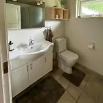 펜션 Family House With Large Garden By Ho Bay *
