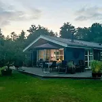 Дом отдыха Family House With Large Garden By Ho Bay *